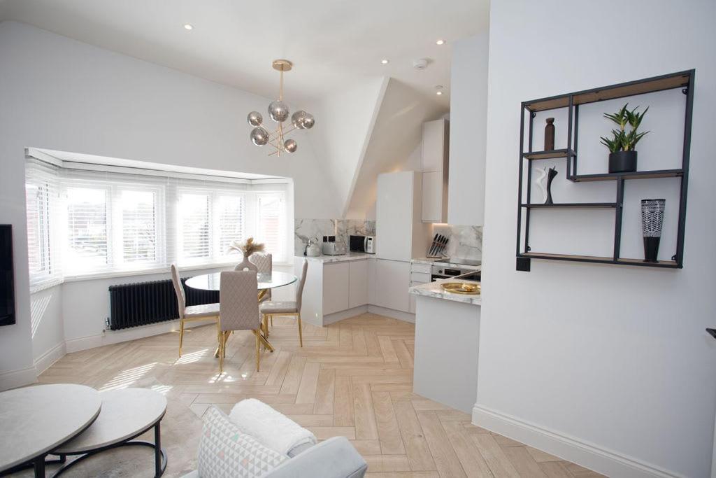 Ultra Stylish Apt Set In An Affluent Location Poole Eksteriør bilde