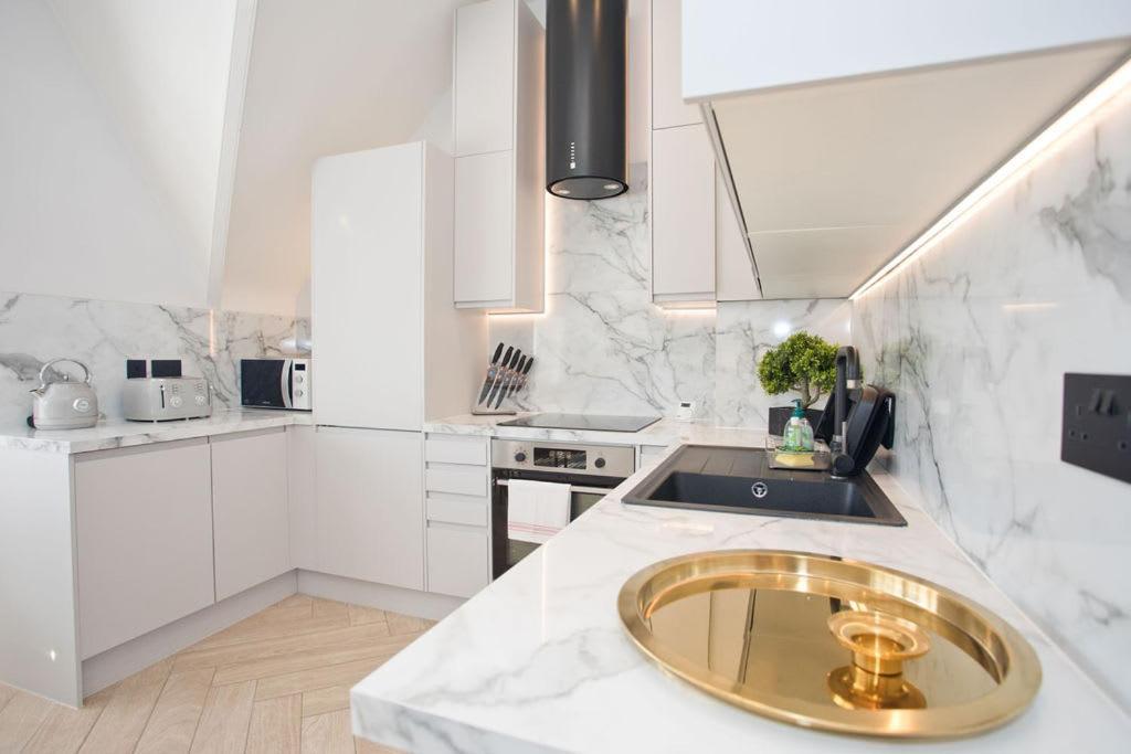 Ultra Stylish Apt Set In An Affluent Location Poole Eksteriør bilde