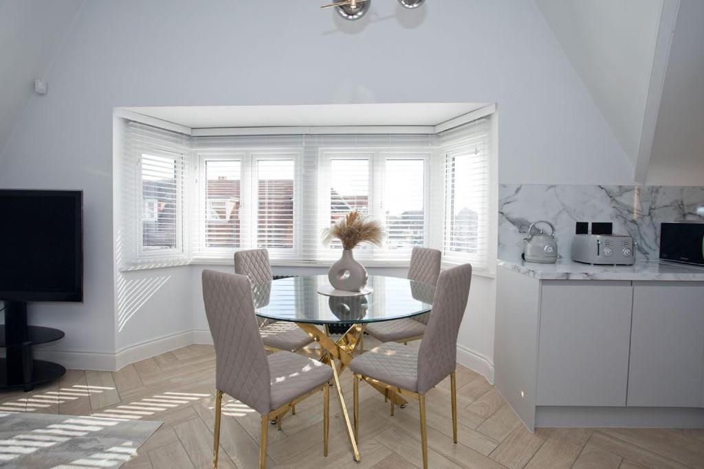 Ultra Stylish Apt Set In An Affluent Location Poole Eksteriør bilde