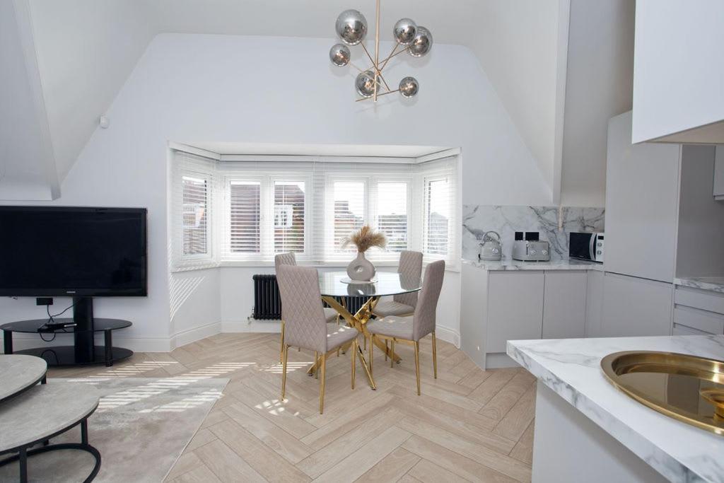 Ultra Stylish Apt Set In An Affluent Location Poole Eksteriør bilde
